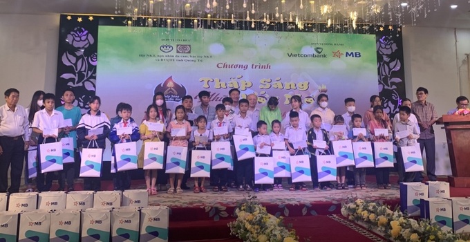 100 em học sinh nhận học bổng từ Chương trình “Thắp sáng những ước mơ” lần thứ 8.