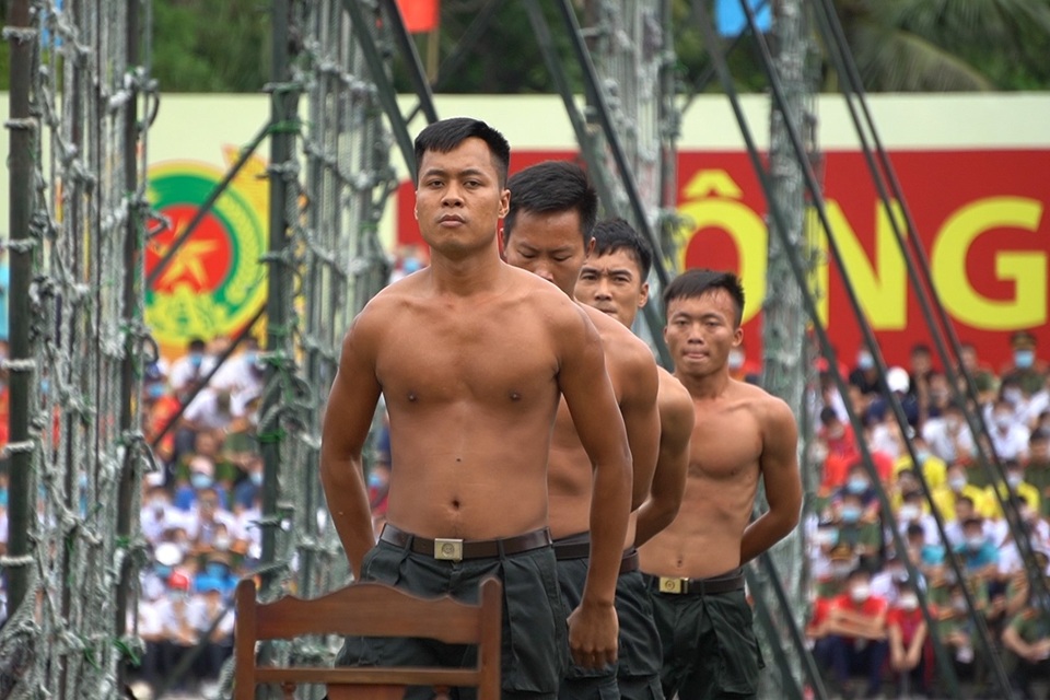 Mãn nhãn với màn biểu diễn khí công điêu luyện của cảnh sát đặc nhiệm - 3 Mãn nhãn với màn biểu diễn khí công điêu luyện của cảnh sát đặc nhiệm - 3