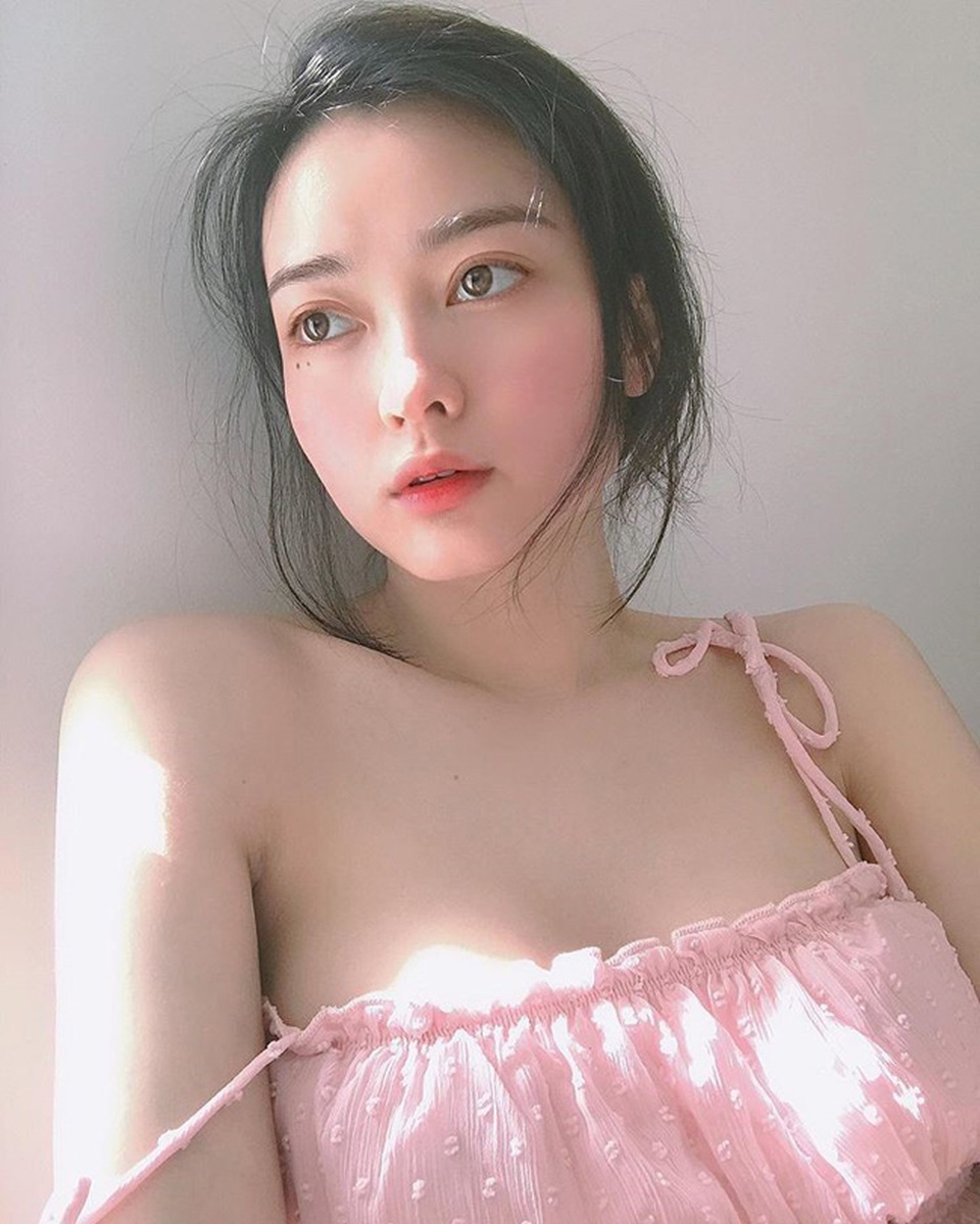 Hot girl ảnh thẻ mặt xinh như búp bê, gợi cảm bất ngờ sau 4 năm nổi tiếng - 3 Hot girl ảnh thẻ mặt xinh như búp bê, gợi cảm bất ngờ sau 4 năm nổi tiếng - 3