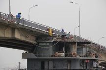 Vụ tàu thủy đâm vỡ dầm cầu: Sẽ cắt cabin tàu và phá dầm cầu