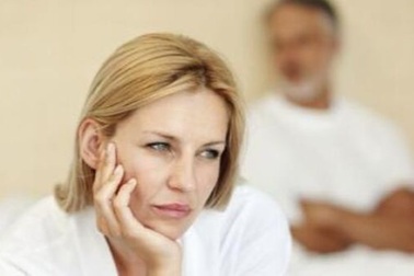 Vợ ấm ức vì chồng "lâm trận chưa đánh đã rút"