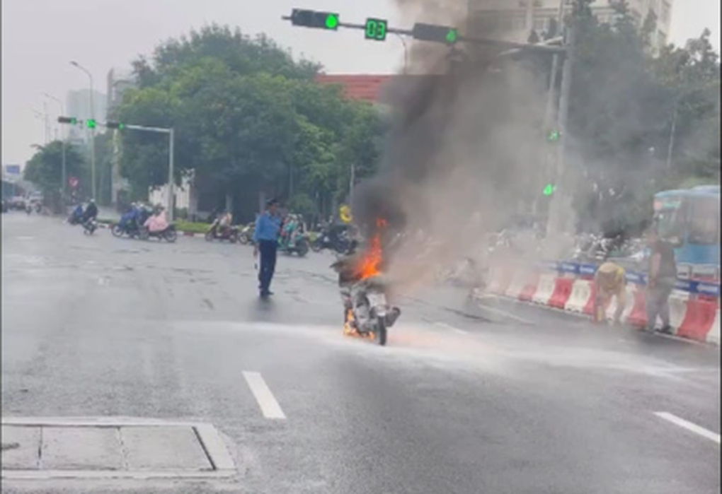 Hà Nội: Xe máy bốc cháy ngùn ngụt giữa ngã tư - 1 Hà Nội: Xe máy bốc cháy ngùn ngụt giữa ngã tư - 1