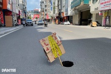 Hố sụt sâu hơn 1m bất ngờ xuất hiện trên phố Hà Nội