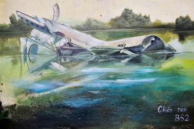 Ngõ nhỏ Hà Nội sống động với con đường bích họa xác ''pháo đài bay'' B52