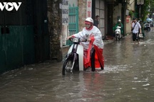 Đi xe máy mùa mưa bão cần lưu ý điều gì?