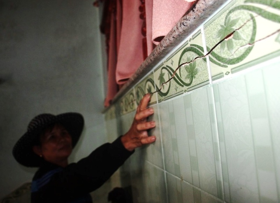 Hàng trăm ngôi nhà ven dự án bị nứt toác, dân nơm nớp lo sập nhà - 4 Hàng trăm ngôi nhà ven dự án bị nứt toác, dân nơm nớp lo sập nhà - 4