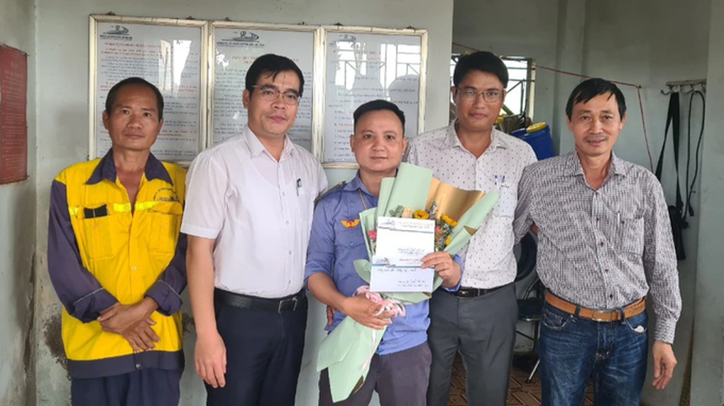 Bộ trưởng GTVT gửi thư khen nhân viên gác chắn cứu người trước mũi tàu hỏa - 1 Bộ trưởng GTVT gửi thư khen nhân viên gác chắn cứu người trước mũi tàu hỏa - 1