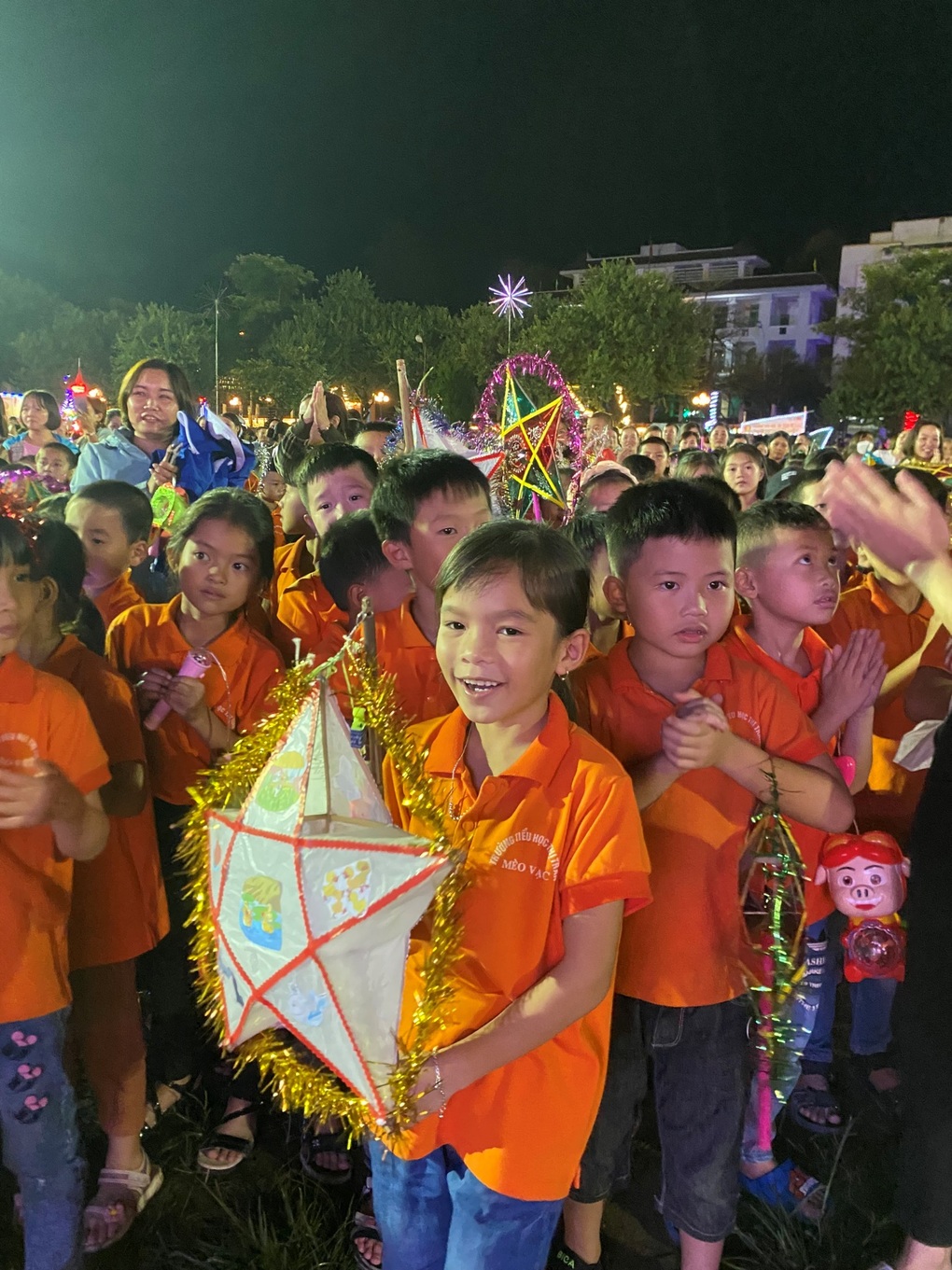 Nụ cười của trẻ em vùng cao Hà Giang vui đón Tết Trung thu - 3 Nụ cười của trẻ em vùng cao Hà Giang vui đón Tết Trung thu - 3