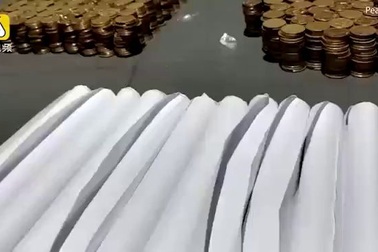 Tích cóp nhiều năm, dùng 10 bao tiền xu mua siêu xe BMW