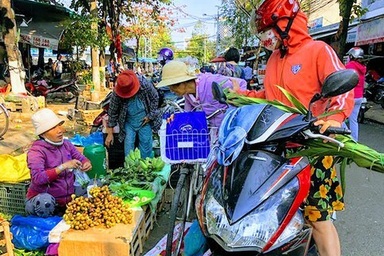 Chợ Đà Nẵng 30 Tết: Thịt, cá tăng giá nhẹ; hoa quả cúng giao thừa đắt giá