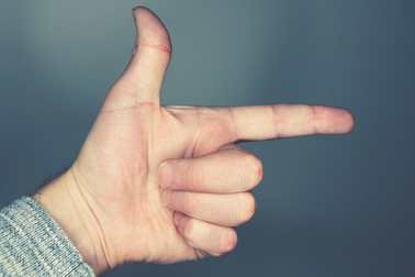 Nhóc 13 tuổi bị bắt vì chĩa ngón tay hình súng vào bạn cùng lớp