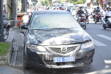 Xe ô tô biển xanh bốc cháy khi đang chạy