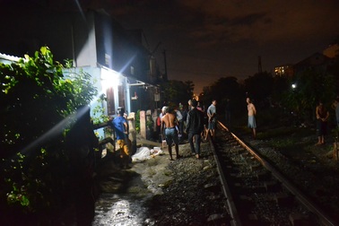 Ngồi thất thần giữa đường ray, người đàn ông bị tàu tông chết