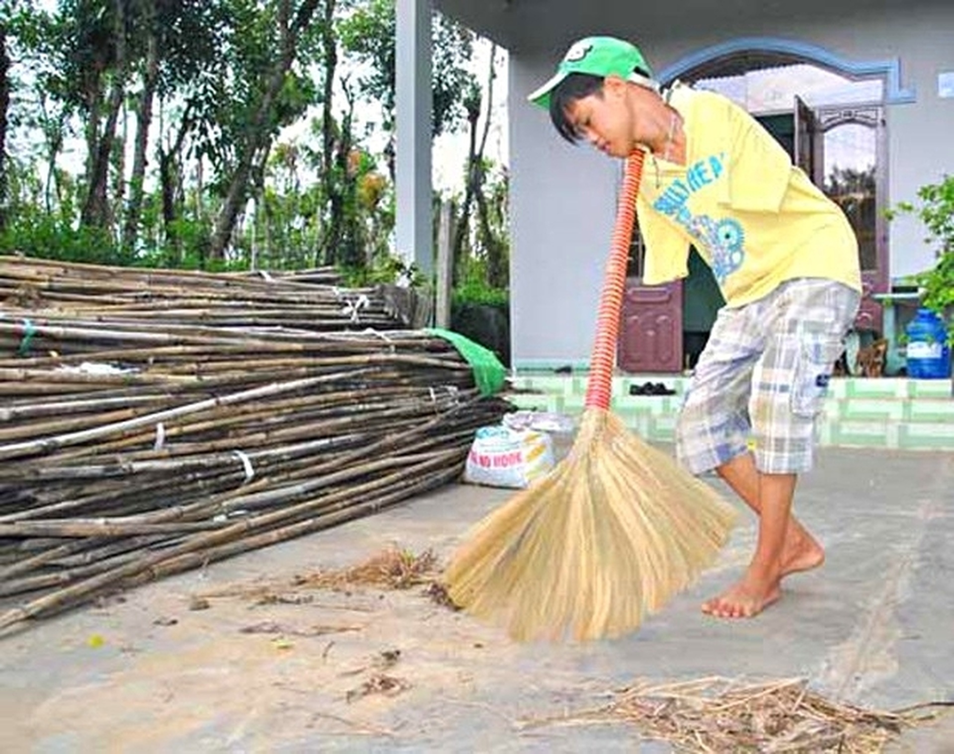 Chàng trai chim cánh cụt lấy bằng đại học, cưới vợ đẹp ở tuổi 23 - 2 Chàng trai chim cánh cụt lấy bằng đại học, cưới vợ đẹp ở tuổi 23 - 2