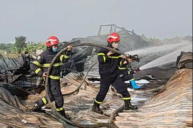 Lửa thiêu rụi 1.000m2 nhà xưởng của công ty sản xuất da giày ở Hải Phòng