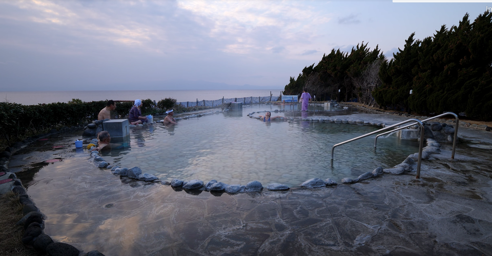 Hồ tắm onsen ngoài trời trên đảo Izu Oshima lưng tựa núi, mặt giáp biển - 4 Hồ tắm onsen ngoài trời trên đảo Izu Oshima lưng tựa núi, mặt giáp biển - 4