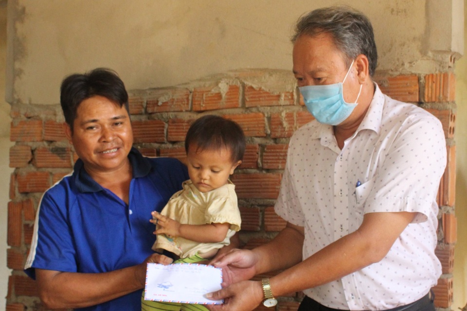Thăm hỏi, động viên gia đình 4 cháu nhỏ thương vong do sập tường gạch - 2 Thăm hỏi, động viên gia đình 4 cháu nhỏ thương vong do sập tường gạch - 2