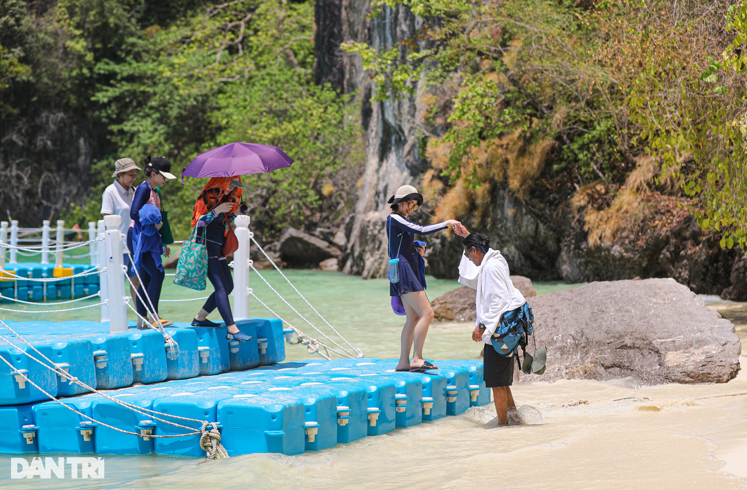 Đoàn du khách Việt Nam, Lào, CamPuchia tới trải nghiệm trên đảo Koh Hong.