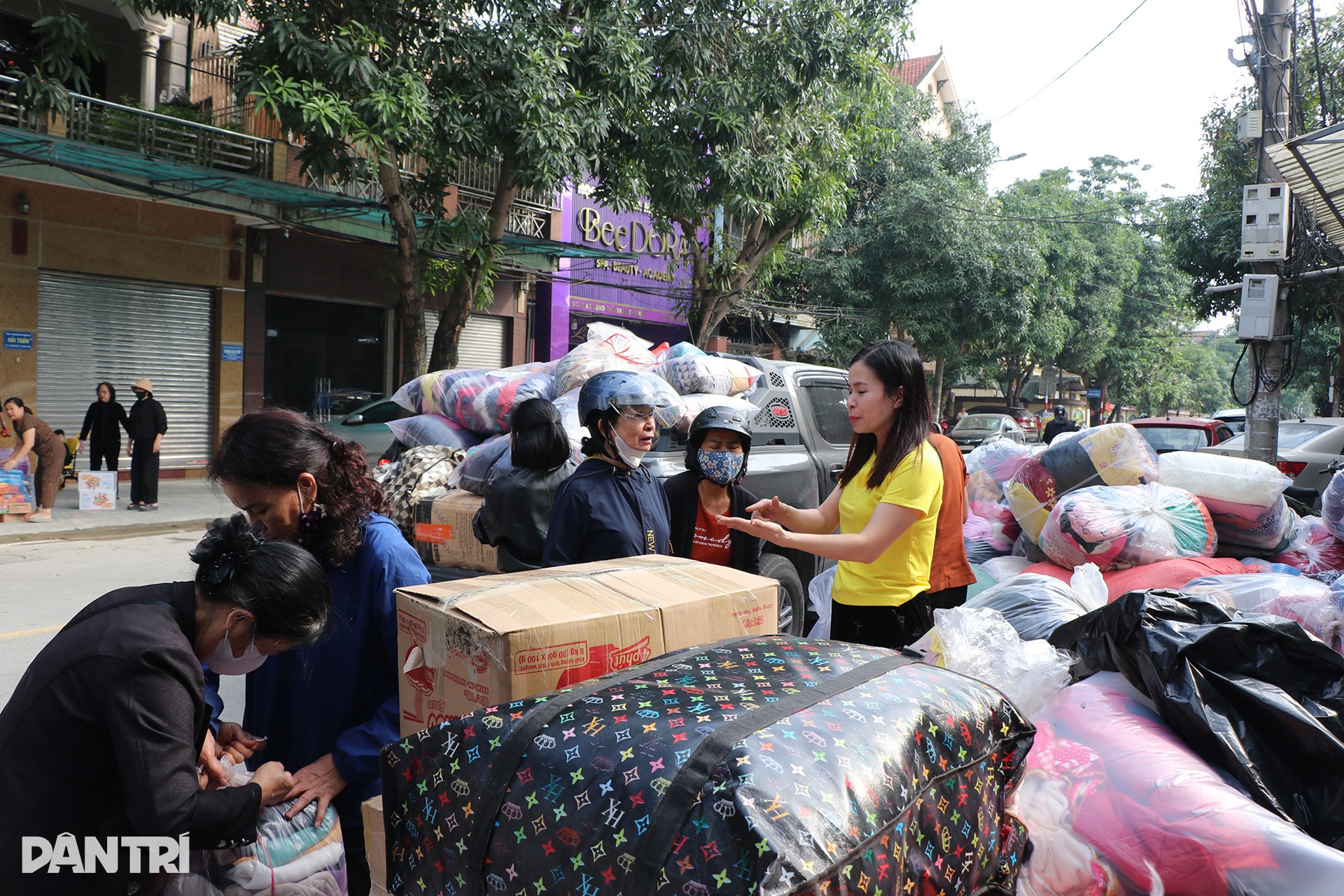 Tiểu thương đóng cửa hàng, bệnh nhân ung thư quên mệt cứu trợ vùng lũ - 1