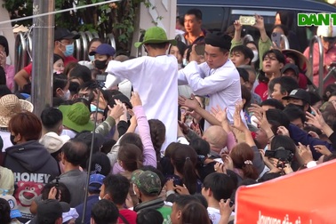 Người dân TPHCM chen nhau đi chợ mua hàng bằng lá