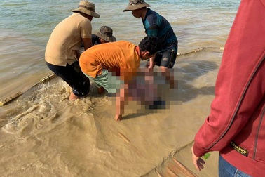 Dùng lưới quét lòng hồ Trị An, tìm kiếm người đàn ông mất tích