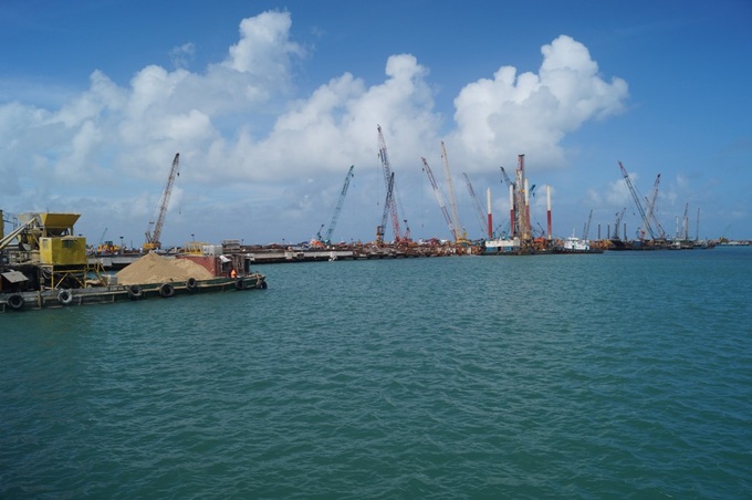 Để tàu vận có tải trọng 200.000DWT ra vào cảng khi dự án “Khu liên hợp sản xuất gang thép Hòa Phát Dung Quất” hoàn thành, Công ty CP Thép Hòa Phát Dung Quất phải tiến hành nạo vét khu vực biển tại đây.