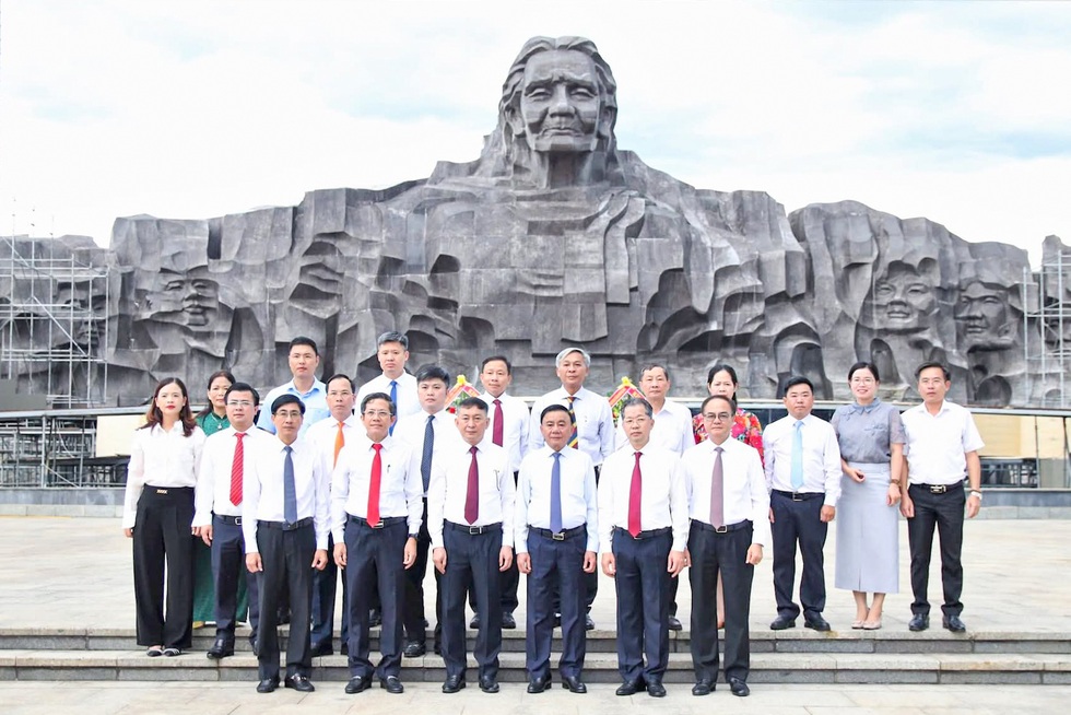 Thường trực Ban Bí thư thăm, tặng quà người có công tại Đà Nẵng - 6