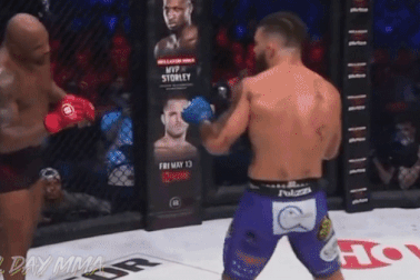 Võ sĩ vỡ xương hàm sau khi nhận cú đấm trời giáng từ đối thủ