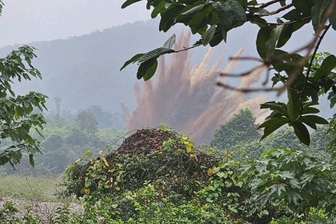 Sơ tán gần 200 người để hủy nổ quả bom phát lộ sau lũ