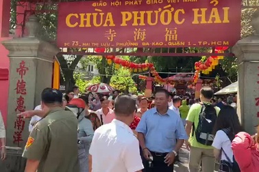 Biển người đổ về ngôi chùa ông Obama từng ghé thăm