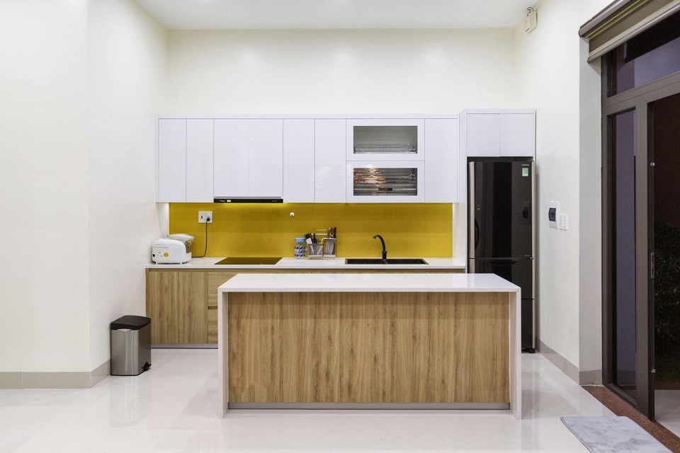 Vợ chồng làm nhà 850 triệu đồng đẹp như resort với giếng trời, bể cá Koi - 8