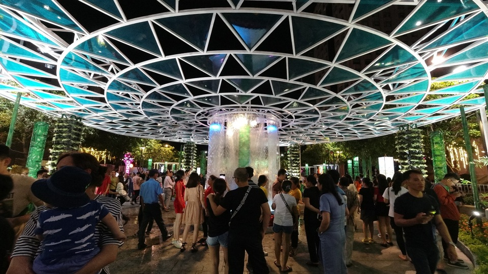 Háo hức chờ mở cửa đường hoa Nguyễn Huệ, khách nước ngoài chuẩn bị áo dài, nón lá trước cả tuần - 10 Háo hức chờ mở cửa đường hoa Nguyễn Huệ, khách nước ngoài chuẩn bị áo dài, nón lá trước cả tuần - 10