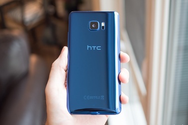 HTC U Ultra Sapphire "cháy hàng" chỉ sau 1 giờ giảm sốc 50%