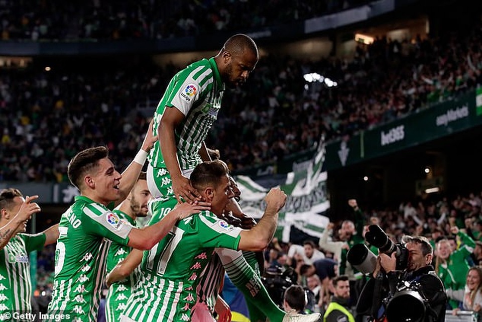 Thua sốc Betis, Real Madrid mất ngôi đầu bảng vào tay Barcelona - 7 Thua sốc Betis, Real Madrid mất ngôi đầu bảng vào tay Barcelona - 7