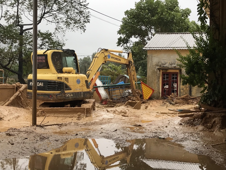 Quảng Trị: Lũ đi qua, trường học miền núi vẫn ngổn ngang bùn đất - 3 Quảng Trị: Lũ đi qua, trường học miền núi vẫn ngổn ngang bùn đất - 3