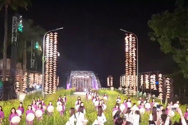 Lễ hội Áo dài với tranh hội họa bên cầu Trường Tiền Huế
