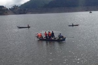 Đi hái đót bán Tết, 2 vợ chồng mất tích trên lòng hồ