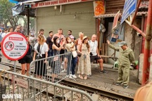 Phố cà phê đường tàu ở Hà Nội: Có người gác nhưng khách vẫn vào tấp nập