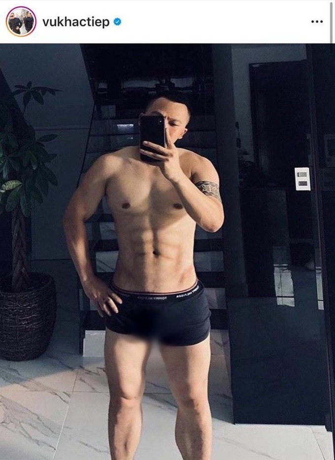 Vũ Khắc Tiệp khoe cơ bụng 6 múi, nhưng lại bị chính bạn bè lại nghi dùng thủ thuật chỉnh ảnh - Ảnh 2. Vũ Khắc Tiệp khoe cơ bụng 6 múi, nhưng lại bị chính bạn bè lại nghi dùng thủ thuật chỉnh ảnh - Ảnh 2.