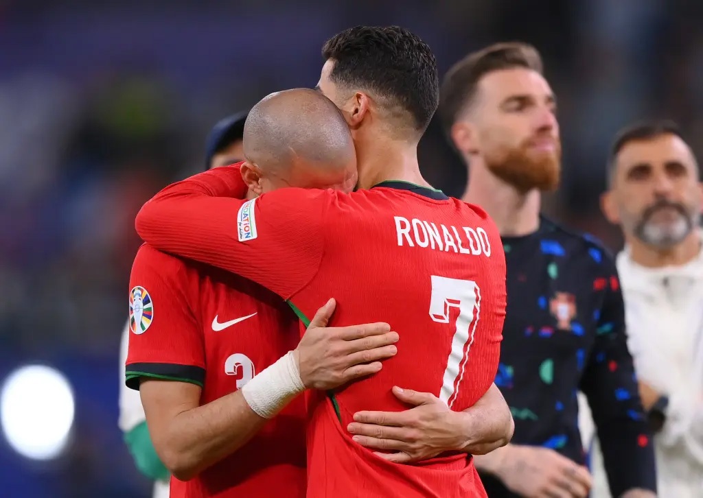 Nước mắt Pepe, tạm biệt Ronaldo và cây quyền trượng trao lại cho Mbappe - 1