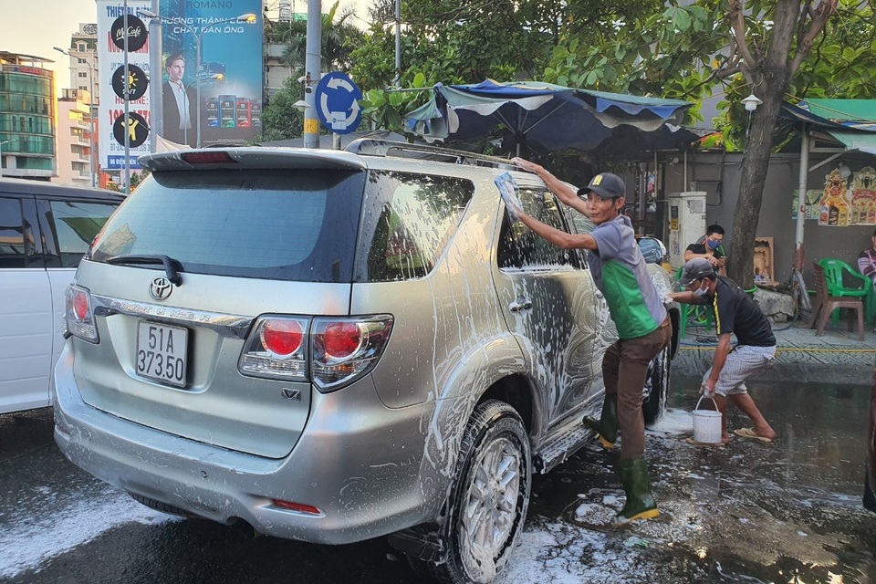 TPHCM: Thợ rửa xe hốt bạc ngày cuối năm, dư tiền về quê ăn Tết - 3 TPHCM: Thợ rửa xe hốt bạc ngày cuối năm, dư tiền về quê ăn Tết - 3