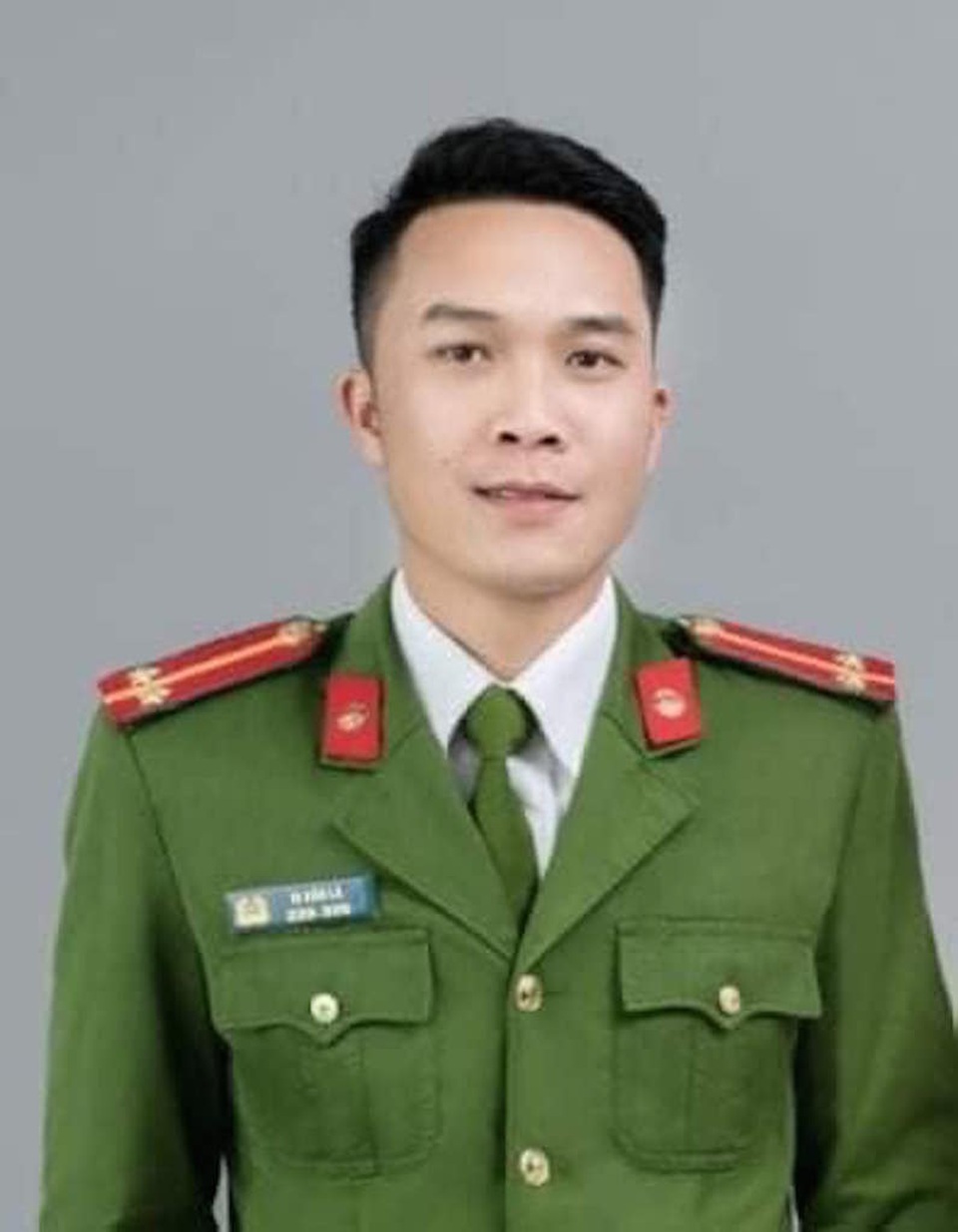 Trung úy công an lao xuống khe nước cứu nữ sinh - 2 Trung úy công an lao xuống khe nước cứu nữ sinh - 2