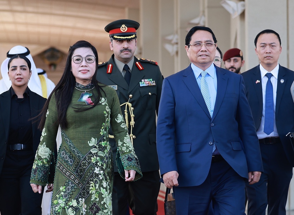 Thủ tướng Algeria ra tận sân bay đón Thủ tướng Phạm Minh Chính và Phu nhân - 1 Thủ tướng Algeria ra tận sân bay đón Thủ tướng Phạm Minh Chính và Phu nhân - 1