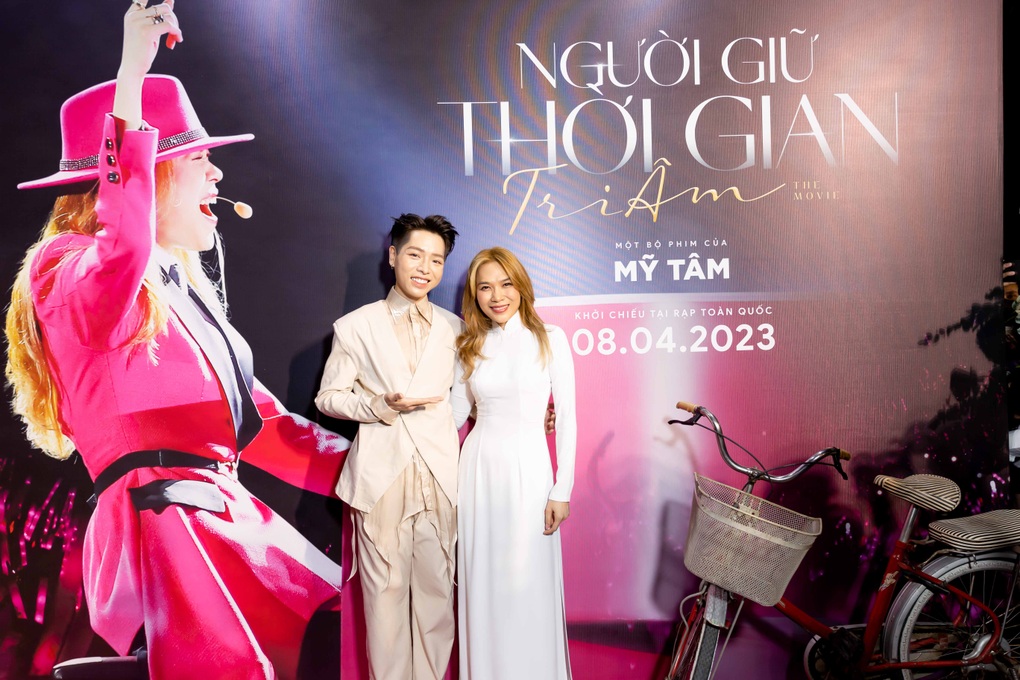 Mỹ Tâm mặc áo dài, chạy chiếc xe đạp 26 năm trước lên thảm đỏ gây náo loạn - 11 Mỹ Tâm mặc áo dài, chạy chiếc xe đạp 26 năm trước lên thảm đỏ gây náo loạn - 11