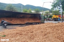 Danh tính 3 nạn nhân tử vong trong vụ xe tải chở dăm gỗ lật ở Quy Nhơn