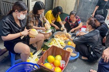 Cháy chung cư mini: Người dân tiếp sức đồ ăn, nước uống cho chiến sĩ PCCC