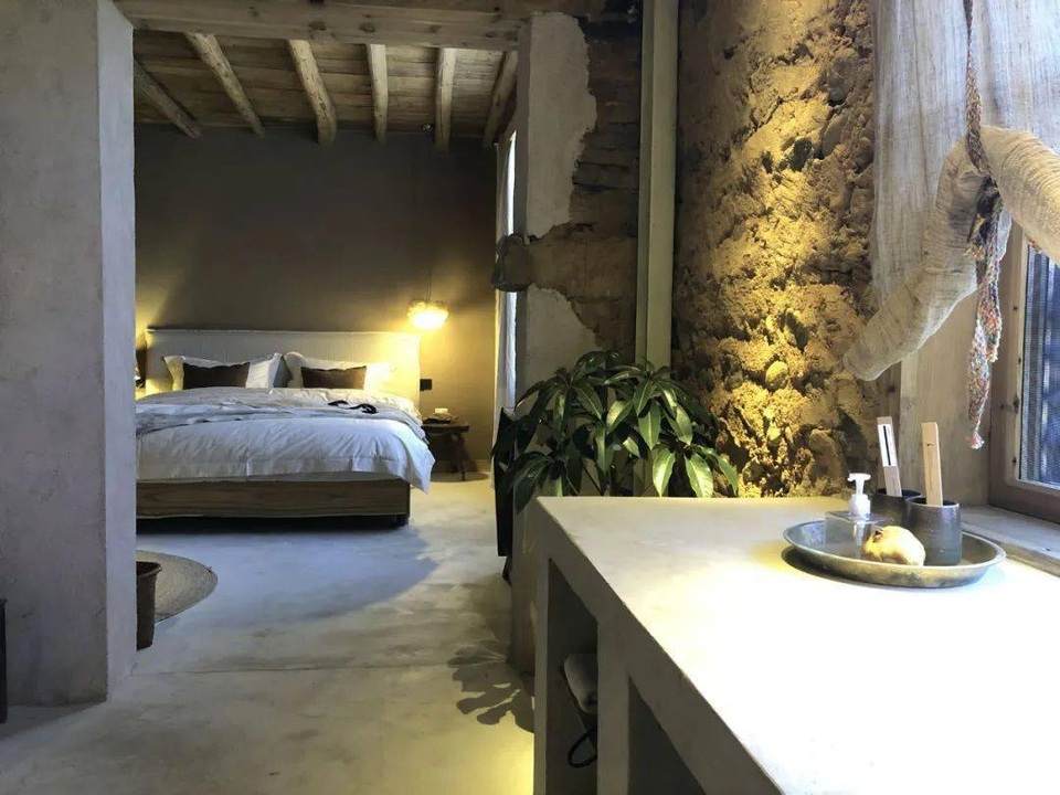 Chán cuộc sống phố thị, cô gái lên núi làm căn nhà nhỏ ngập hoa lá - 6