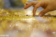 Vì sao giá vàng trong nước tăng cao, thế giới giảm mạnh?