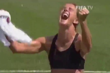 Brandi Chastain cởi áo trong trận chung kết Women's World Cup 1999