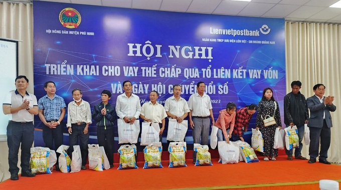 Ông Võ Thanh Anh-Chủ tịch Hội Nông dân huyện Phú Ninh (bìa phải) tặng quà cho hội viên nông dân nghèo có hoàn cảnh đặc biệt khó khăn